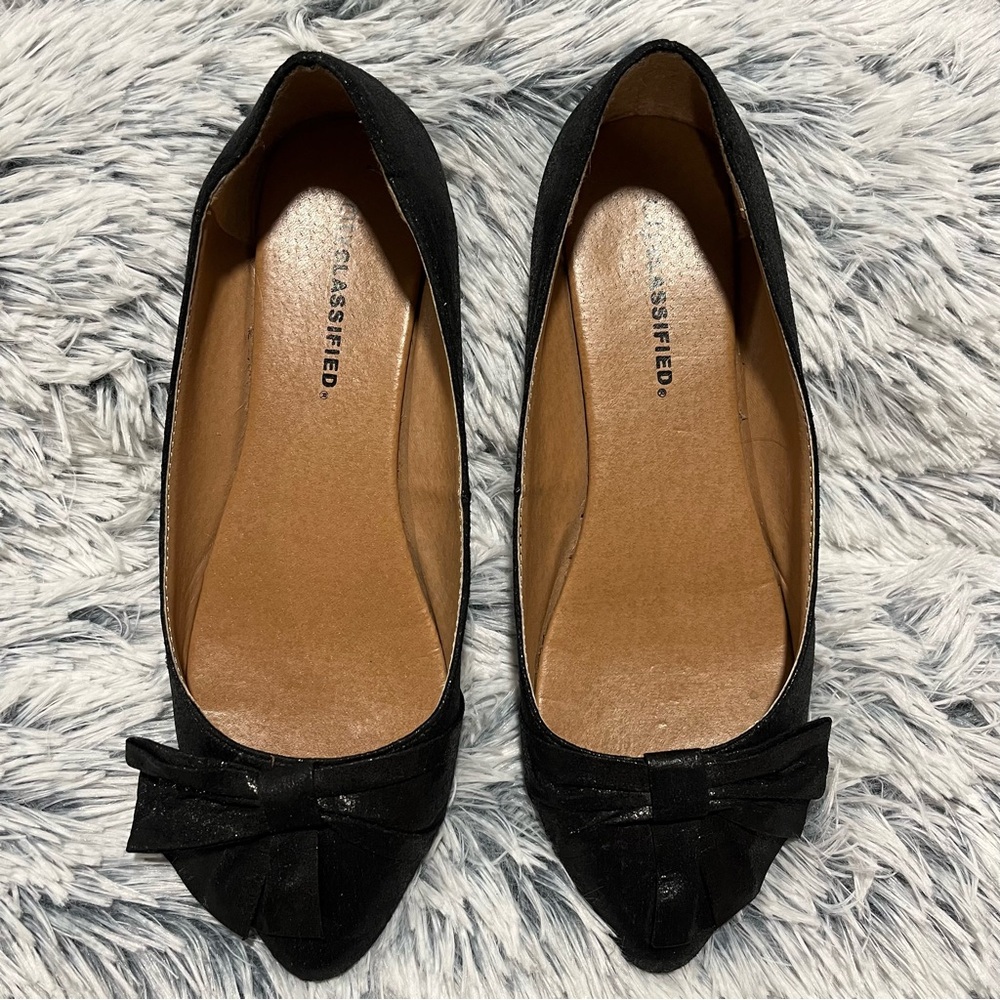 City Classified Pointy Toe Black Flats with Bows